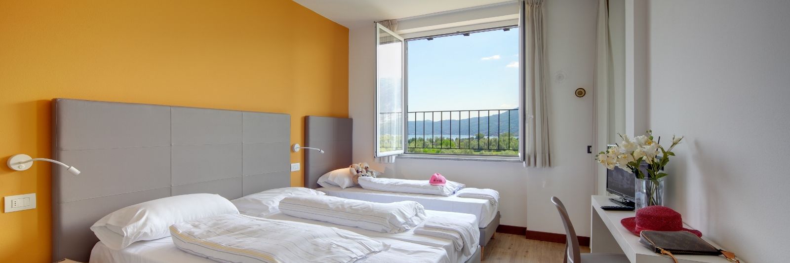 TWO-ROOM APARTMENT 33 M² WITH LAKE VIEW